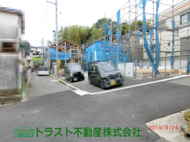 神戸市垂水区千鳥が丘18-1期-2号棟　新築戸建の前面道路含む現地写真