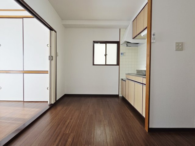 【居間・リビング】 | 菅長ビル | 菅長ビル　ＤＫ６帖（窓側から）