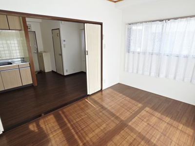 【洋室】 | 菅長ビル | 菅長ビル　洋室６帖（収納側から）