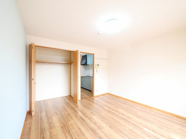 ハイツ若草の洋室|南側からの明るい日差しが入るお部屋です