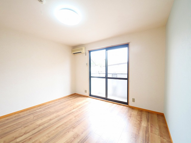 ハイツ若草の寝室|ベッドなどを置いてもゆとりあるお部屋です。