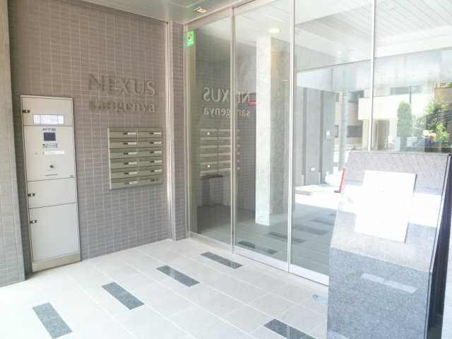 ネクサスサンゲンヤのエントランス