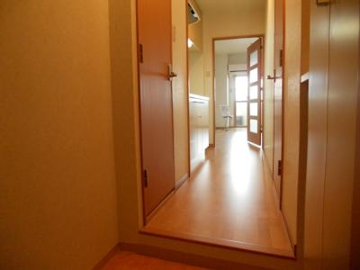 VILLA MARY 五条(旧：ビクトワール五条壬生)の内装|玄関から～