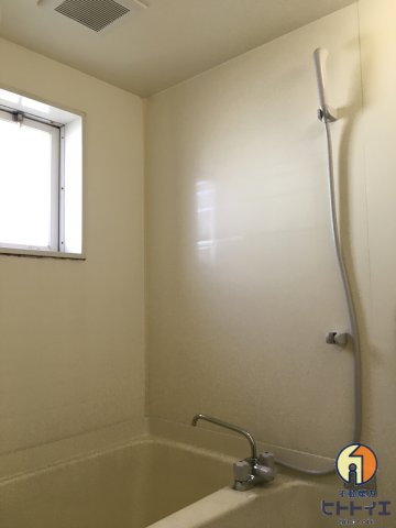 リバーサイドハイツBの浴室|窓があり換気もできます