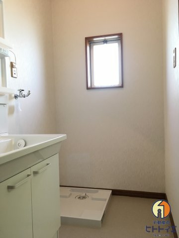 リバーサイドハイツBの洗面所|明るい洗面所です