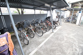 【その他共用部分】 | キレイに清掃されている駐輪場。
