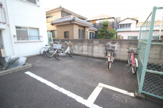 【その他共用部分】 | 敷地内になる駐輪場です。オートバイにつきましてはご相談ください。