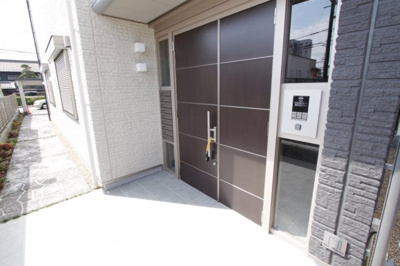 【エントランス】 | シャーメゾン秋山Ｅ | ゆとりのあるエントランスです