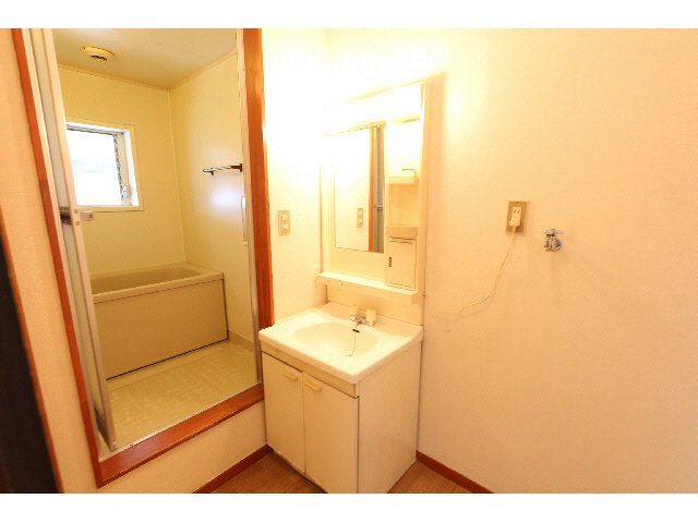 永倉コーポ2号棟の洗面所|現況と異なる場合がございます。