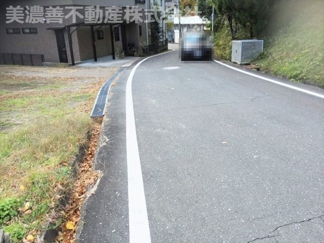 ４９５４６　岐阜市長良竜東町土地の前面道路含む現地写真