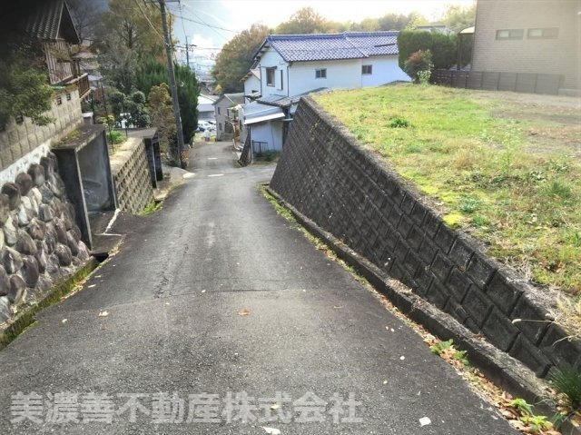 ４９５４６　岐阜市長良竜東町土地の前面道路含む現地写真