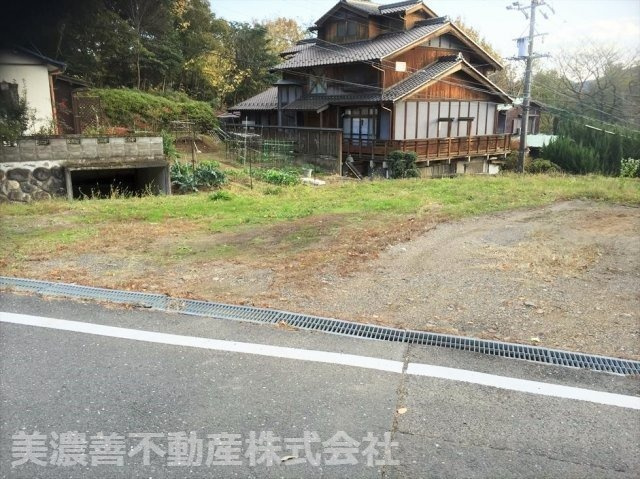 ４９５４６　岐阜市長良竜東町土地の前面道路含む現地写真