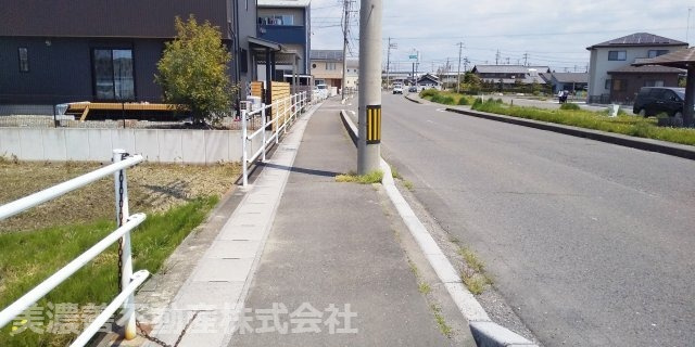 ５００８４　羽島市福寿町平方土地の前面道路含む現地写真