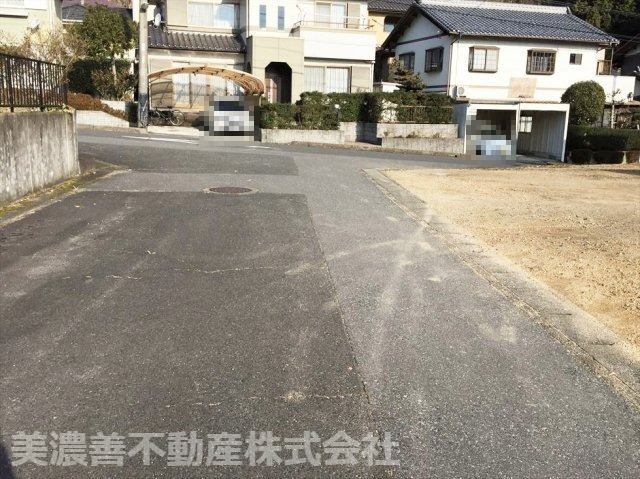 ５０９９８　岐阜市安食字志良古土地の前面道路含む現地写真