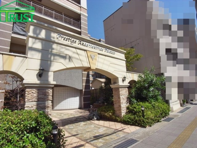プレステージ明石駅前パラッツオのエントランス|南側の正面玄関です、すぐ隣が東仲ノ町郵便局です。
