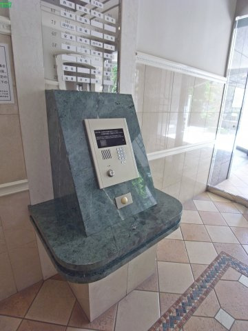 プレステージ明石駅前パラッツオのエントランス|タッチレスキーでお荷物で手がふさがっていても楽々解除。