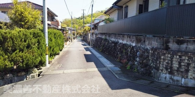 ５１６９８　岐阜市岩田坂土地の前面道路含む現地写真