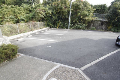 【駐車場】 | Ｌｅａｆ　Ｃｏｕｒｔ　ＰｌａｚａⅡ | 駐車場完備です