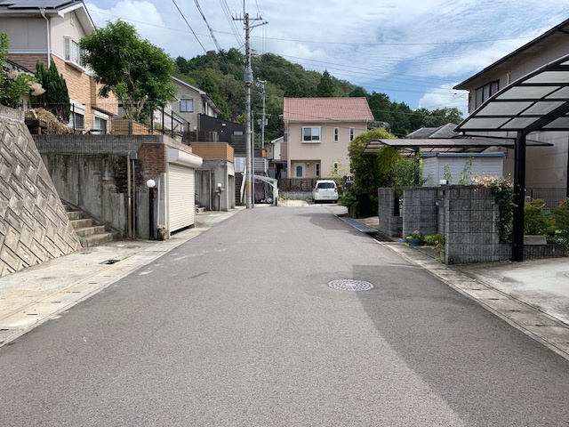 三田市木器　中古戸建の前面道路含む現地写真