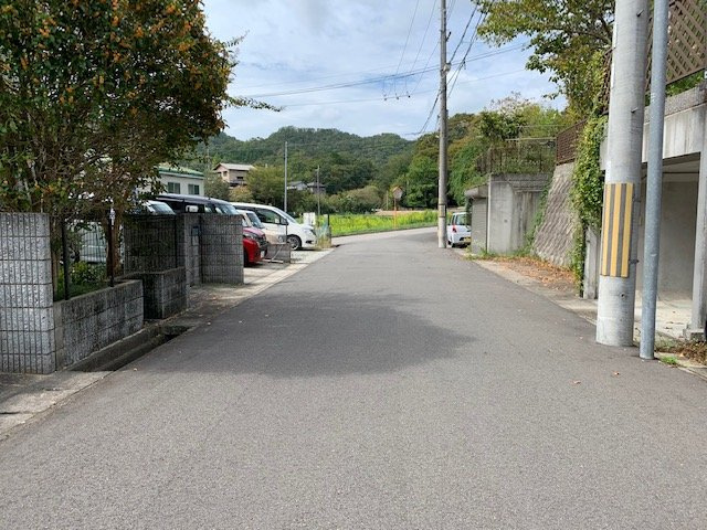 三田市木器　中古戸建の前面道路含む現地写真