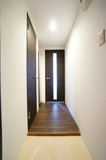 【玄関】 | グラッツェ櫻乃邸 | 玄関には奥行きがあり、白を基調とした開放感溢れる玄関です。玄関の鍵は高性能ピッキング対策シリンダー採用しております。