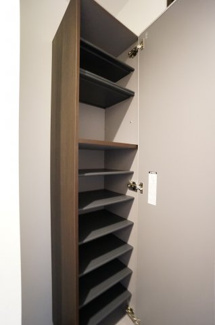 【玄関】 | グラッツェ櫻乃邸 | 女性目線で提案された豊富な収納も魅力です。乱雑になりがちな玄関は、いつもスッキリと保てるでしょう。不意の来客にも慌てることはなくなりそうです。