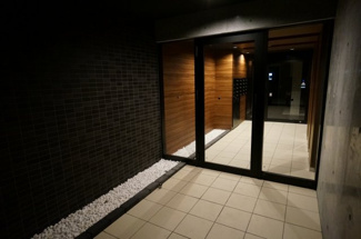 【エントランス】 | グラッツェ櫻乃邸 | メインストリートに面した象徴的なエントランスホールは、高級感と寛ぎがみちる共有スペースです。