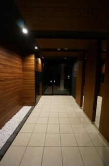 【エントランス】 | グラッツェ櫻乃邸 | グレード感のあるエントランスは、住むほどに愛着が増し、我が家へ帰るのが楽しみになるでしょう。