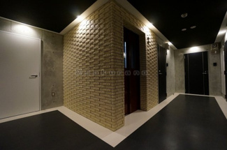 【ロビー】 | グラッツェ櫻乃邸 | 住まう方々を誇らしい気分で満たす、伸びやかで格調高いエントランスホール。ロビーは女性目線で上質感を提案しつつ、もてなしの雰囲気を醸成する。