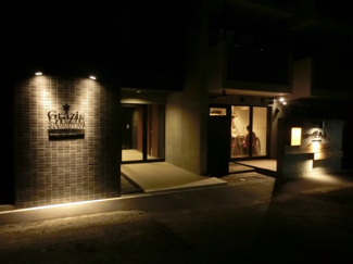 【エントランス】 | グラッツェ櫻乃邸 | その感動は、住む方の誇りを映すグランドエントランスから。夜には仄かな光で、格調高い落ち着いた雰囲気を実際に確認することができます。