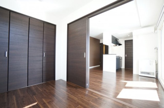 【居間・リビング】 | グラッツェ櫻乃邸 | シンプル＆モダンで優しい木目にコーディネートしております。室内は、自分らしい暮らしが楽しめる機能性、広さを備えています。