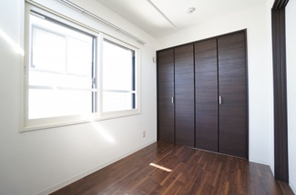 【寝室】 | グラッツェ櫻乃邸 | 多くのモノを整理する収納スペースも充実しています。大型の季節用品や寝具、衣類なども収納できる大容量の収納空間となっています。