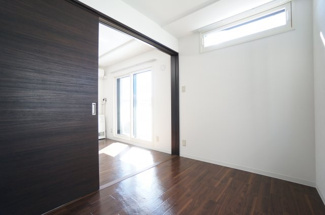 【洋室】 | グラッツェ櫻乃邸 | 続き間となる洋室の引き戸を開け放つと、一体感のある憩い空間です。ソファで読書をしたり、音楽を聞いたり、バリエーション豊かになるでしょう。