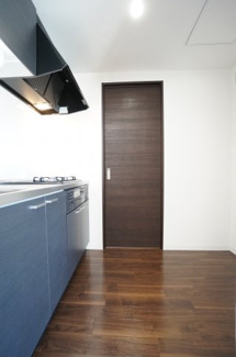 【居間・リビング】 | グラッツェ櫻乃邸 | カウンターキッチンは、明るく、開放感あふれる空間を提案。木目が美しいフロアなど伸びやかな空間が心地よい住まいとなっています。