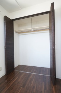 【収納】 | グラッツェ櫻乃邸 | 寝室には大型収納が備えられています。隅々にまで「使いやすさ」が配慮されています。