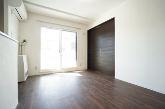 【居間・リビング】 | グラッツェ櫻乃邸 | モダンな雰囲気のフローリングは落ち着いた雰囲気が演出されているのも、見どころです。