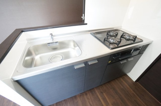 【キッチン】 | グラッツェ櫻乃邸 | 3口ガスシステムキッチンでお料理ラクラク。お料理が楽しくなりそうな空間です。