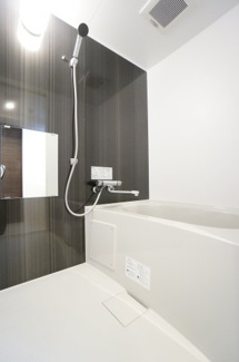 【浴室】 | グラッツェ櫻乃邸 | 清潔感溢れるスタイリッシュなデザインの浴室です。また浴室は、掃除のしやすさにも配慮されています。