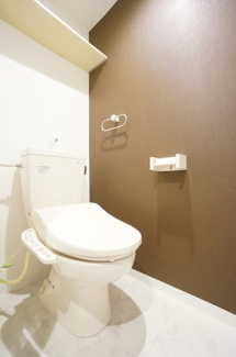 【トイレ】 | グラッツェ櫻乃邸 | 明るく清潔感あふれるスタンダードトイレ。シンプルで無駄のないデザインで空間と調和します。吊り棚もありますからトイレットペーパーの収納場所に困ることはないでしょう。