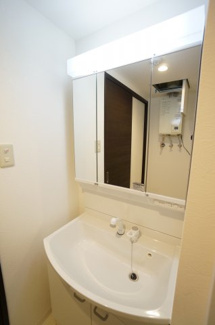 【独立洗面台】 | グラッツェ櫻乃邸 | 忙しい朝にうれしい洗髪洗面化粧台付です。三面鏡の裏側には収納スペースがあり、化粧品などがすっきり片付きます。