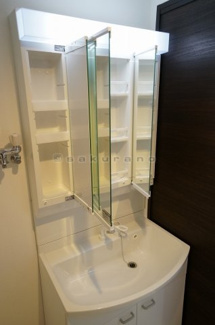 【独立洗面台】 | グラッツェ櫻乃邸 | 忙しい朝にうれしい洗髪洗面化粧台付です。三面鏡の裏側には収納スペースがあり、化粧品などがすっきり片付きます。