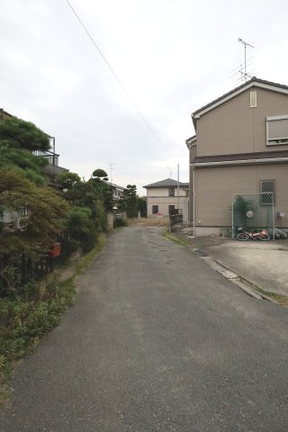 鴻巣市吹上本町３丁目の売地の前面道路含む現地写真|接道する位置指定道路から撮影した写真です。一番奥に物件があります。(2019年9月28日 14:30頃撮影)