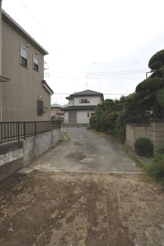 鴻巣市吹上本町３丁目の売地の前面道路含む現地写真|敷地内から接道する位置指定道路を撮影した写真です。(2019年9月28日 14:30頃撮影)