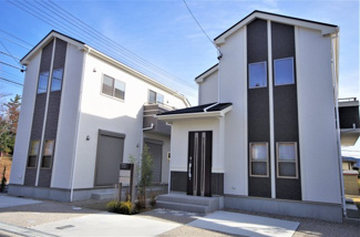 【外観】 | ２号棟　現地（2019年12月）撮影
堂々完成しました！
名鉄バス「八幡東」のりばまで徒歩4分の好アクセス！
静かで閑静な環境も魅力の一つ。