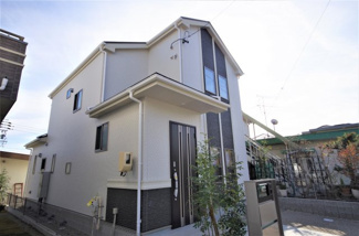 【外観】 | ２号棟　現地（2019年12月）撮影
堂々完成しました！
名鉄バス「八幡東」のりばまで徒歩4分の好アクセス！
静かで閑静な環境も魅力の一つ。