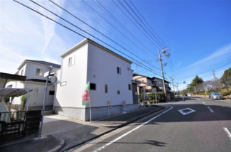 【前面道路含む現地写真】 | 2号棟　現地（2019年12月）撮影
前面道路は北側12.4ｍ、西側6.0ｍの公道。
駐車スペース並列2台分あり。