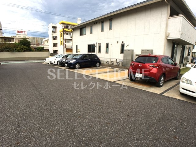 【駐車場】 | シューラク | 駐車場があるので、車を買う予定の方も安心です