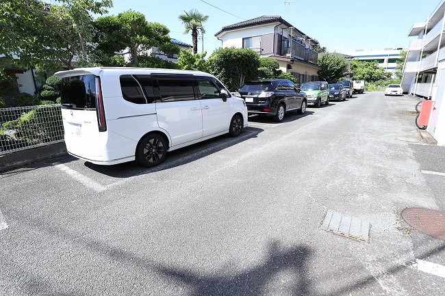 シャイニングヒルズの駐車場