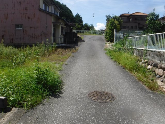 ４６７０６　岐阜市岩崎土地　の前面道路含む現地写真