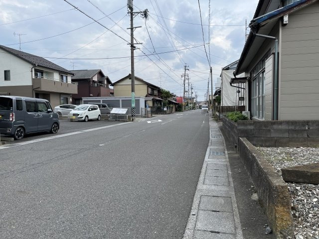４８１８６　岐阜市鏡島西土地　の前面道路含む現地写真